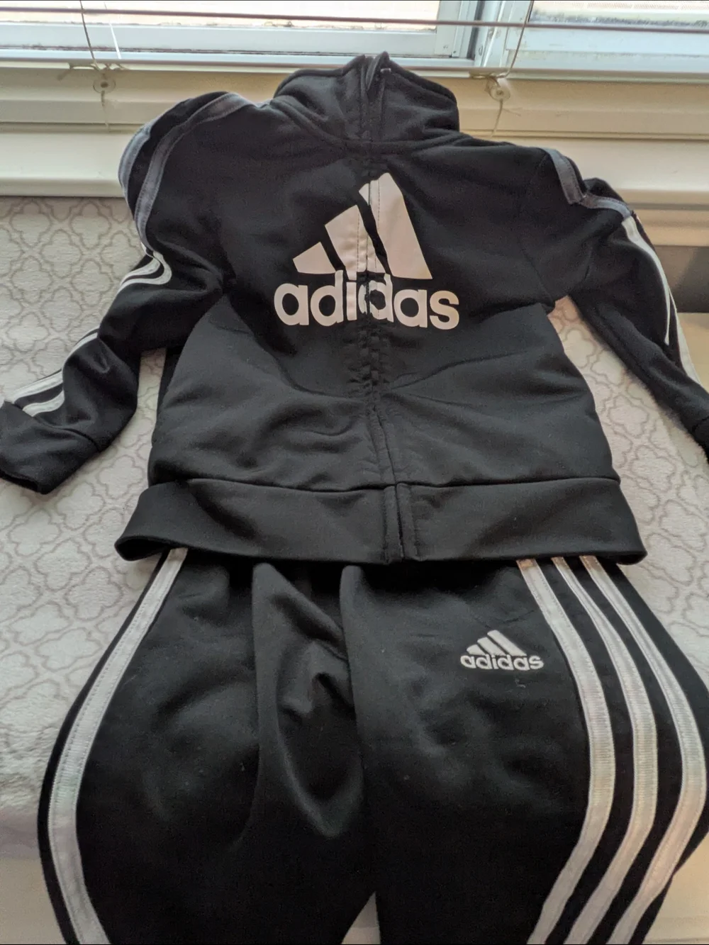 Adidas toddler/boy 2T Tracksuit